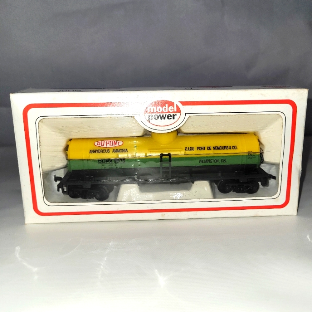MODEL POWER Ho Scale Yellow Tank Car Dupont #6921